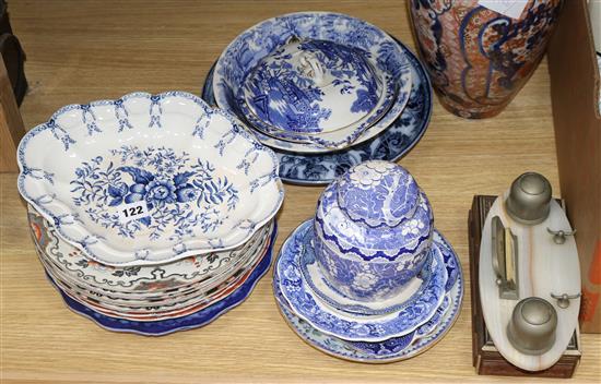 Various mixed blue and white ceramics, etc.